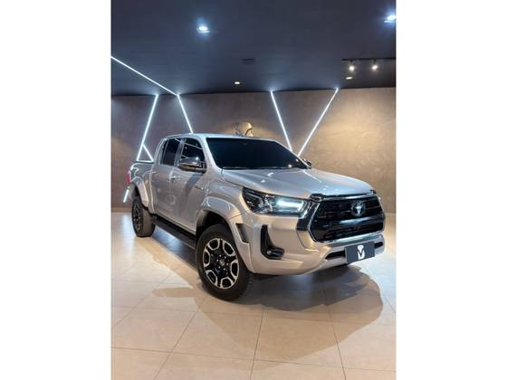 TOYOTA HILUX 2.8 D-4D TURBO DIESEL CD SRX PLUS 4X4 AUTOMÁTICO